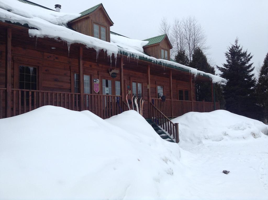 Aux Berges Du St-Maurice Saint-Jean-des Piles Exterior photo